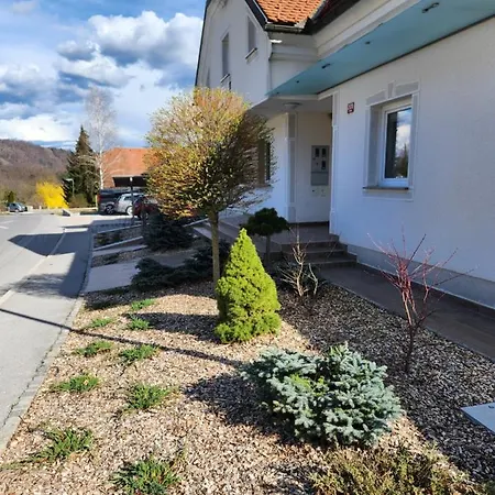 Apartma Nika * Planina (Notranjska)