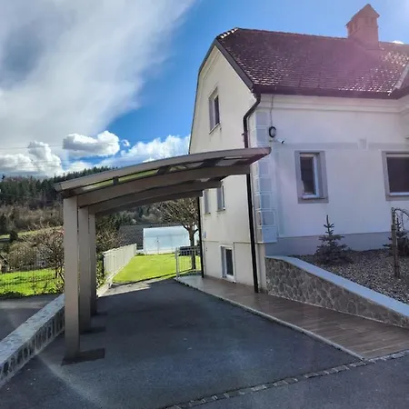 Apartma Nika アパート Planina