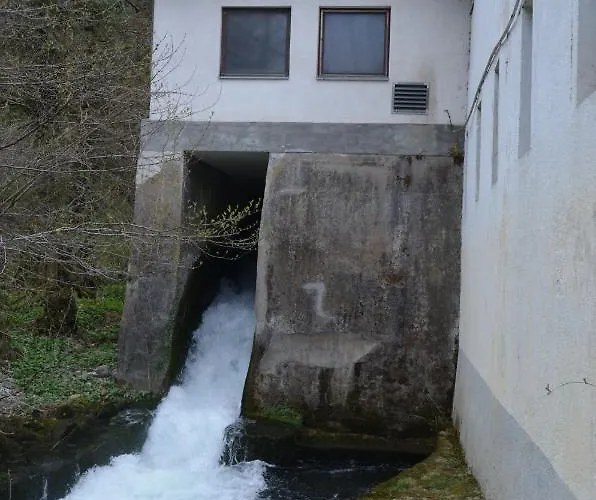 Apartma Nika شقة Planina (Notranjska)